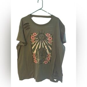 Torrid Green Artistic Short Sleeve Tee with Vintage Design